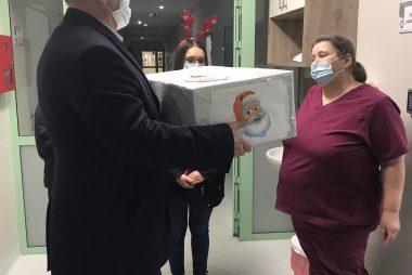 Zdjęcie z galerii Mikołajki w szpitalu w Dąbrowie Tarnowskiej 06.12.2022