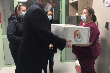 Zdjęcie z galerii Mikołajki w szpitalu w Dąbrowie Tarnowskiej 06.12.2022