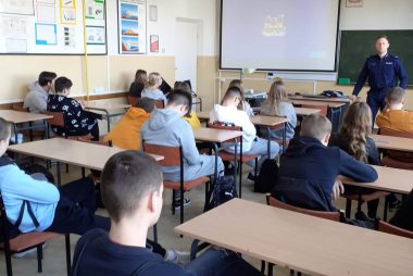 Zdjęcie z galerii Pogadanka policjanta w klasie I Technikum Architektury Krajobrazu i Technikum Budowlanym oraz w klasie I Szkoły Branżowej pierwszego stopnia 23.03.2023