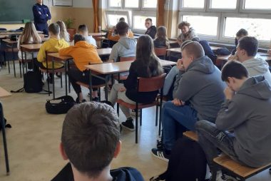 Zdjęcie z galerii Pogadanka policjanta w klasie I Technikum Architektury Krajobrazu i Technikum Budowlanym oraz w klasie I Szkoły Branżowej pierwszego stopnia 23.03.2023