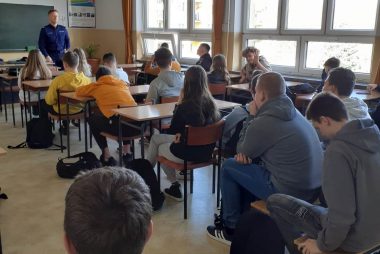 Zdjęcie z galerii Pogadanka policjanta w klasie I Technikum Architektury Krajobrazu i Technikum Budowlanym oraz w klasie I Szkoły Branżowej pierwszego stopnia 23.03.2023