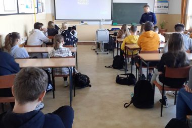 Zdjęcie z galerii Pogadanka policjanta w klasie I Technikum Architektury Krajobrazu i Technikum Budowlanym oraz w klasie I Szkoły Branżowej pierwszego stopnia 23.03.2023