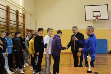 Zdjęcie z galerii Turniej piłki siatkowej o Puchar Dyrektora Szkoły 14.12.2023
