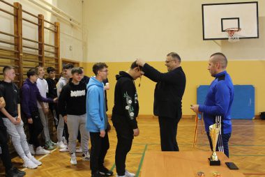 Zdjęcie z galerii Turniej piłki siatkowej o Puchar Dyrektora Szkoły 14.12.2023