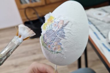 Zdjęcie z galerii Wielkanocne warsztaty rękodzieła decoupage w ZS w Brniu 16.04.2025